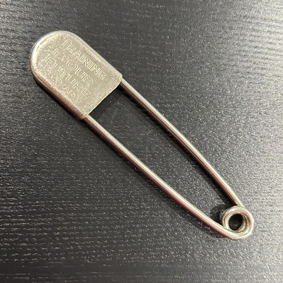 In-N-Out Apron Giant Safety Pin - 25 Year Anniversary - Picture 5 of 5